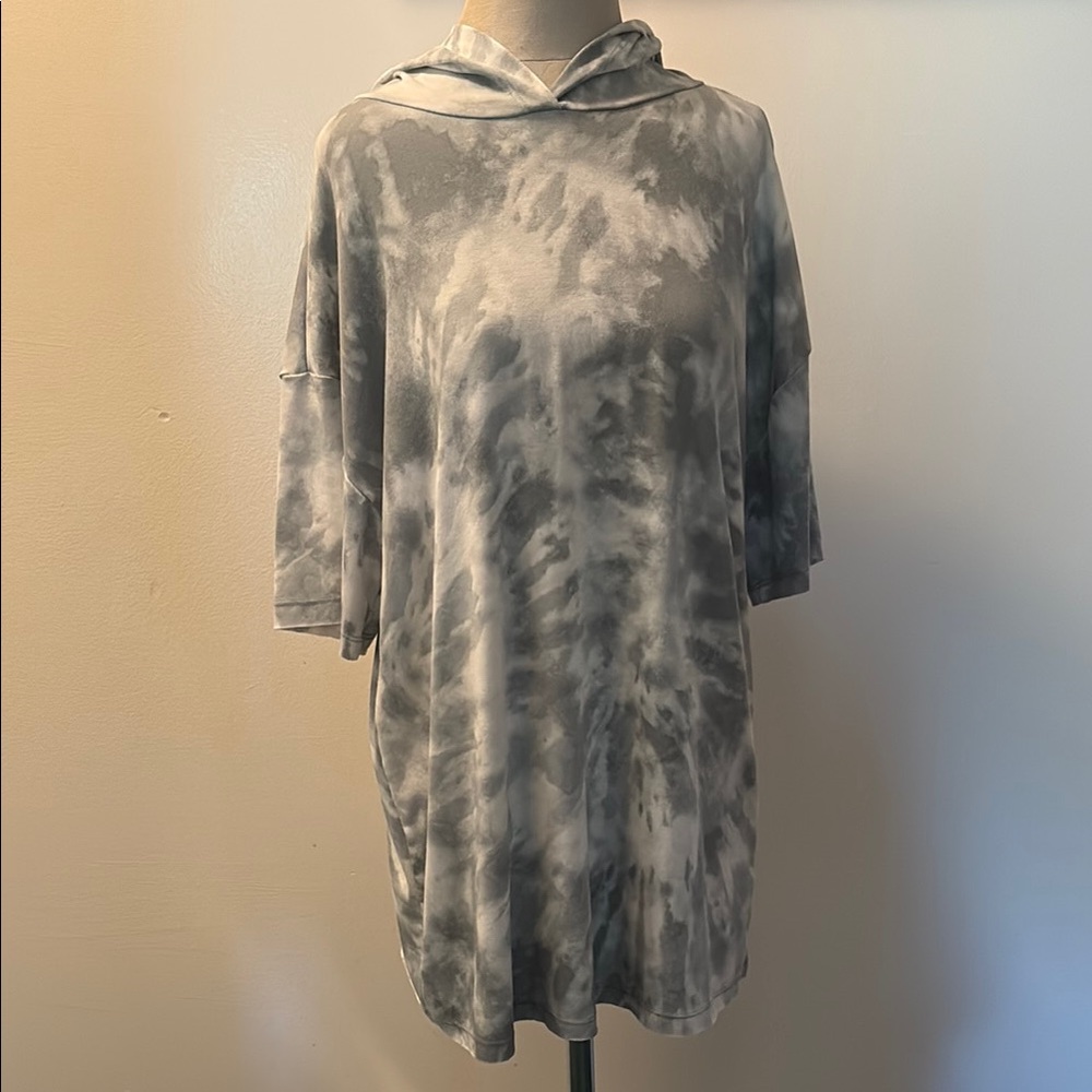 LuLaRoe Frankie Gray Tie-Dye Short Sleeve Top size small